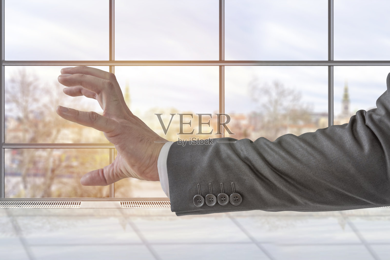 商人在办公室展示攻击爪手照片摄影图片