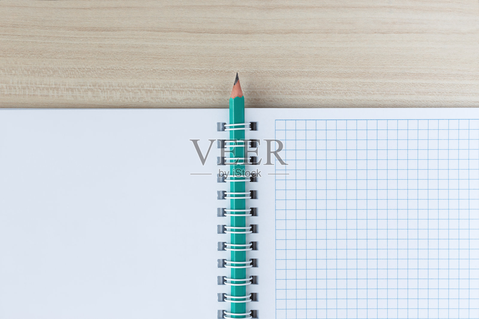 木桌上放着铅笔和笔记本照片摄影图片