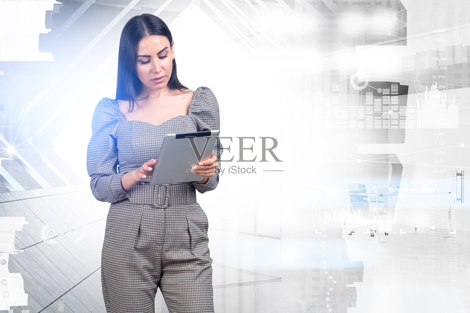 女商人手中的平板电脑，色调与图形和da hud照片摄影图片