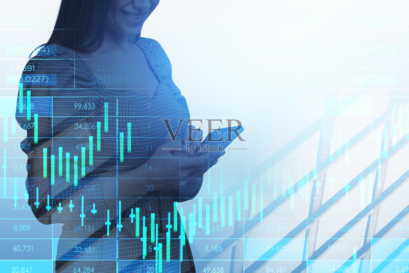 身着正装、面带微笑的女商人正在打字照片摄影图片