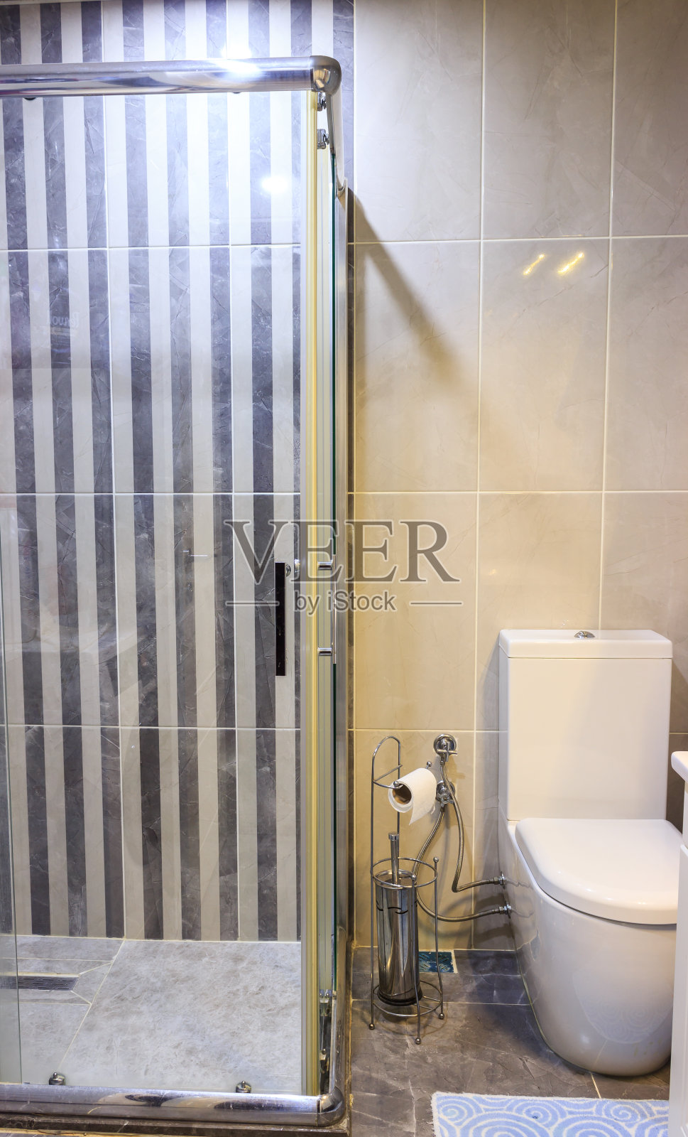 现代浴室的淋浴房和壁橱。照片摄影图片