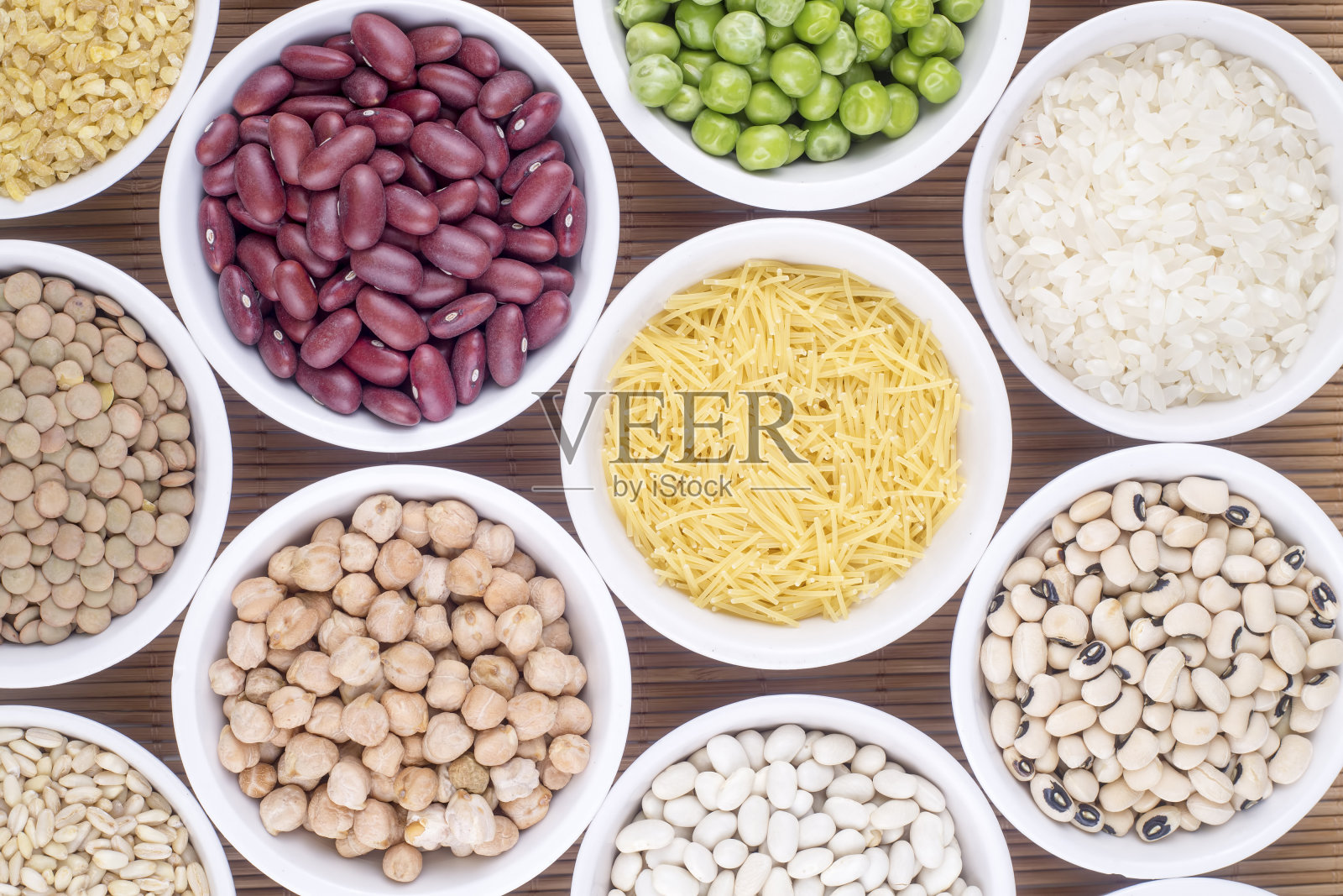 混合干豆类和谷类孤立在白色背景，俯视图照片摄影图片