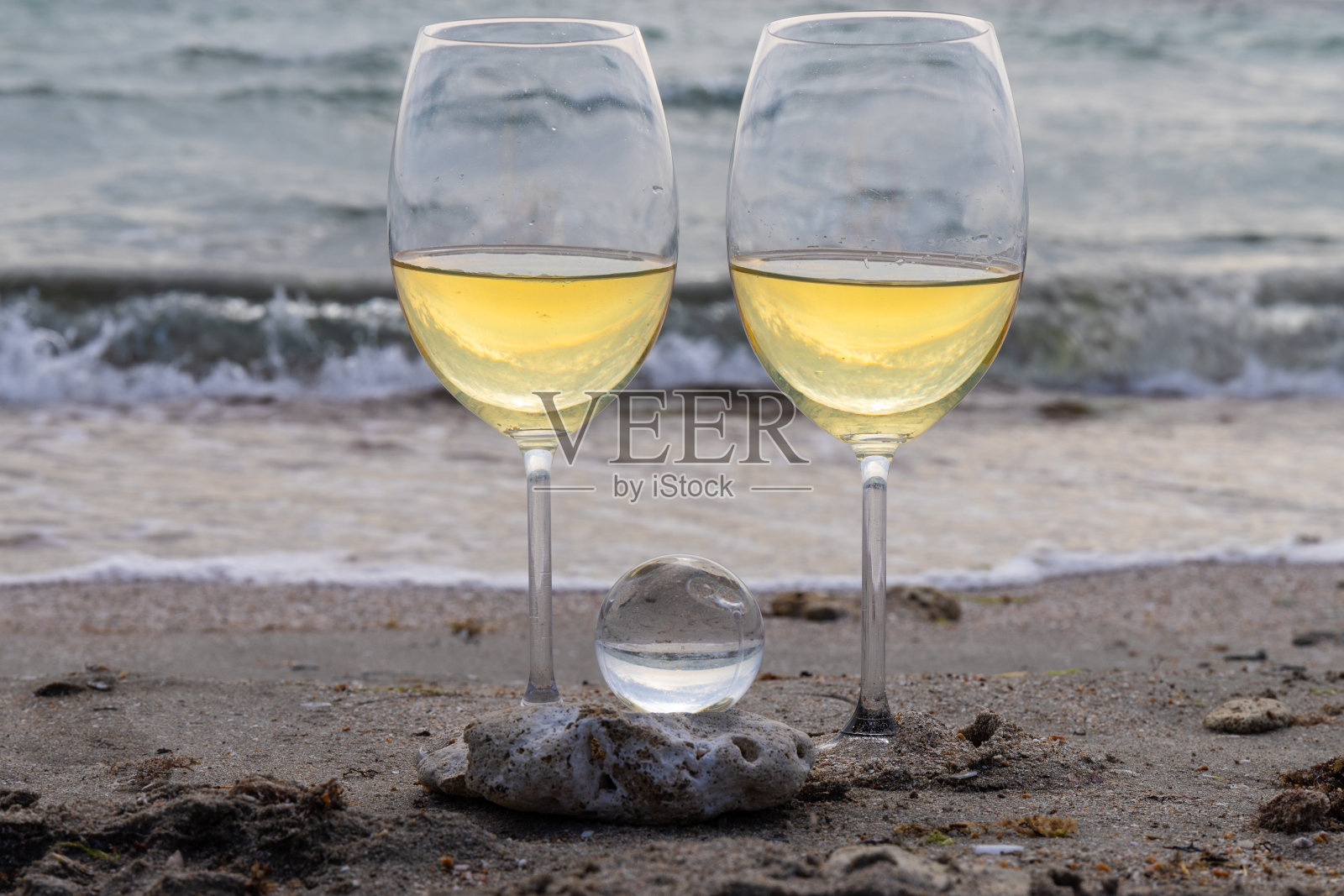 浪漫的白葡萄酒，在海滩上。在度假村品酒和放松照片摄影图片