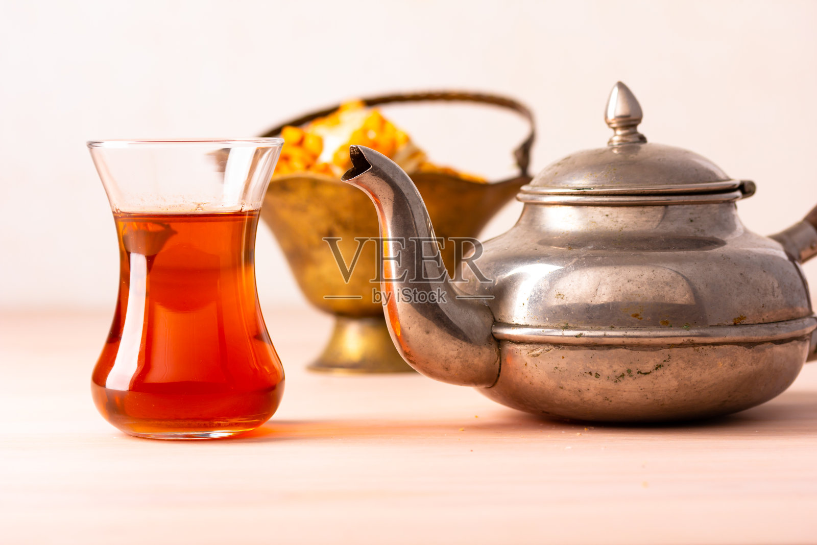 红茶装在阿木渡玻璃杯里，放在木桌上照片摄影图片