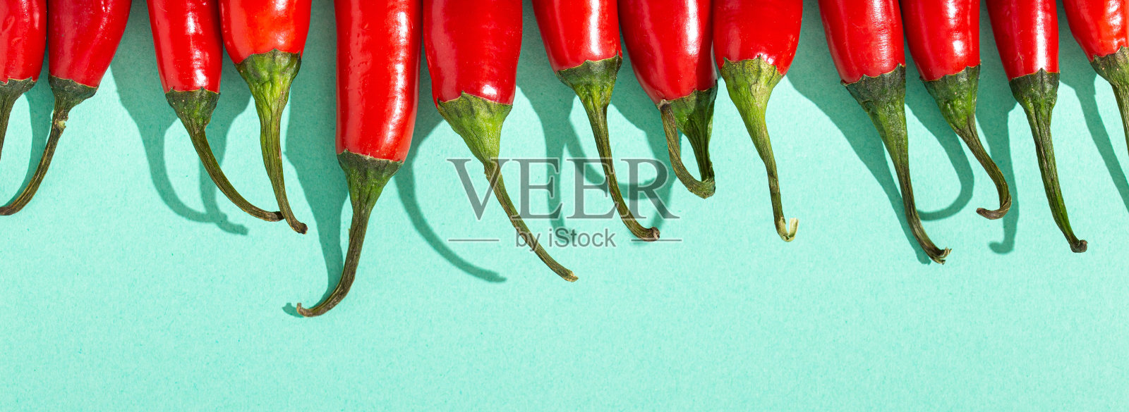 红辣椒在最小的蓝色对比背景上照片摄影图片