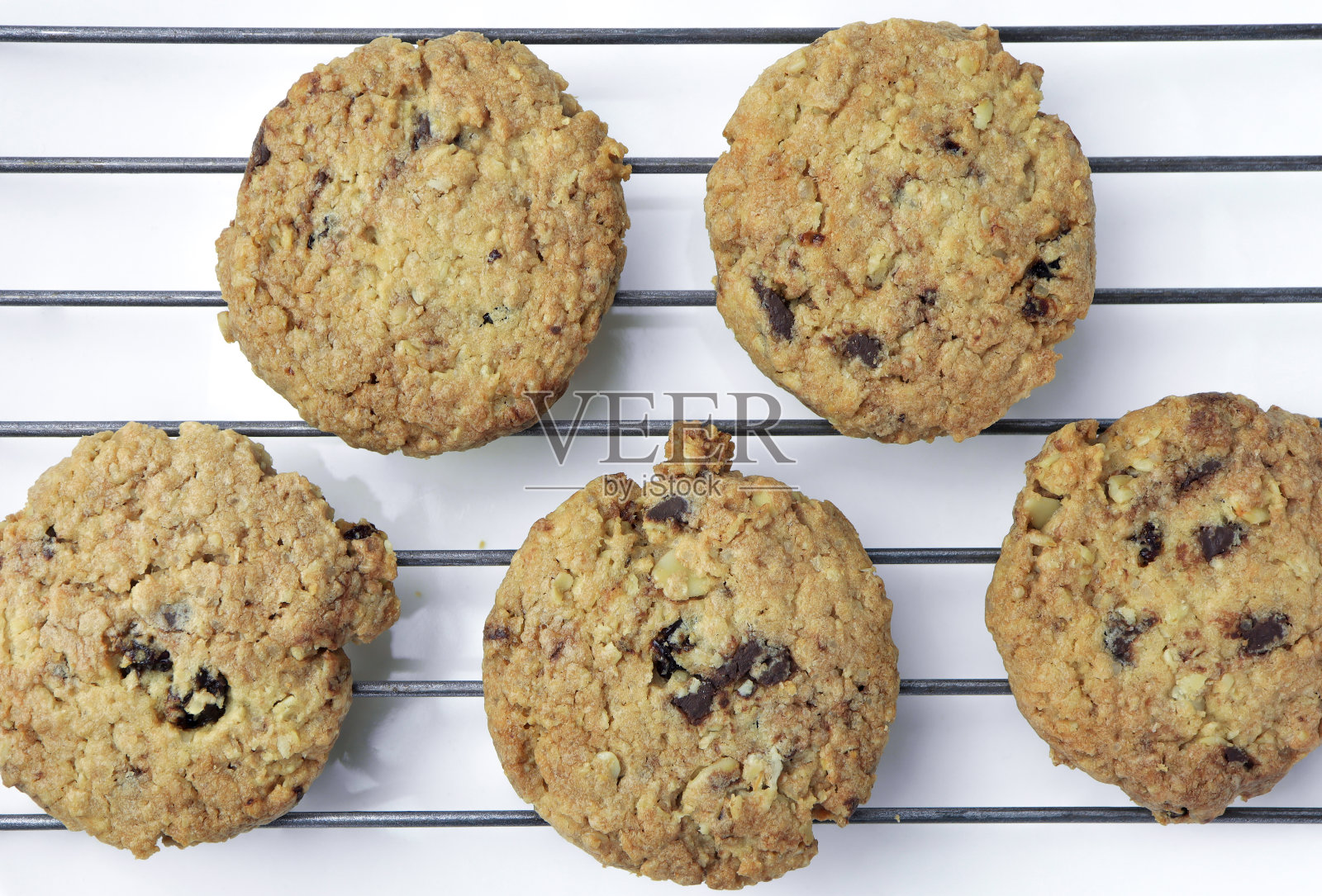 在金属架上自制巧克力曲奇饼。照片摄影图片