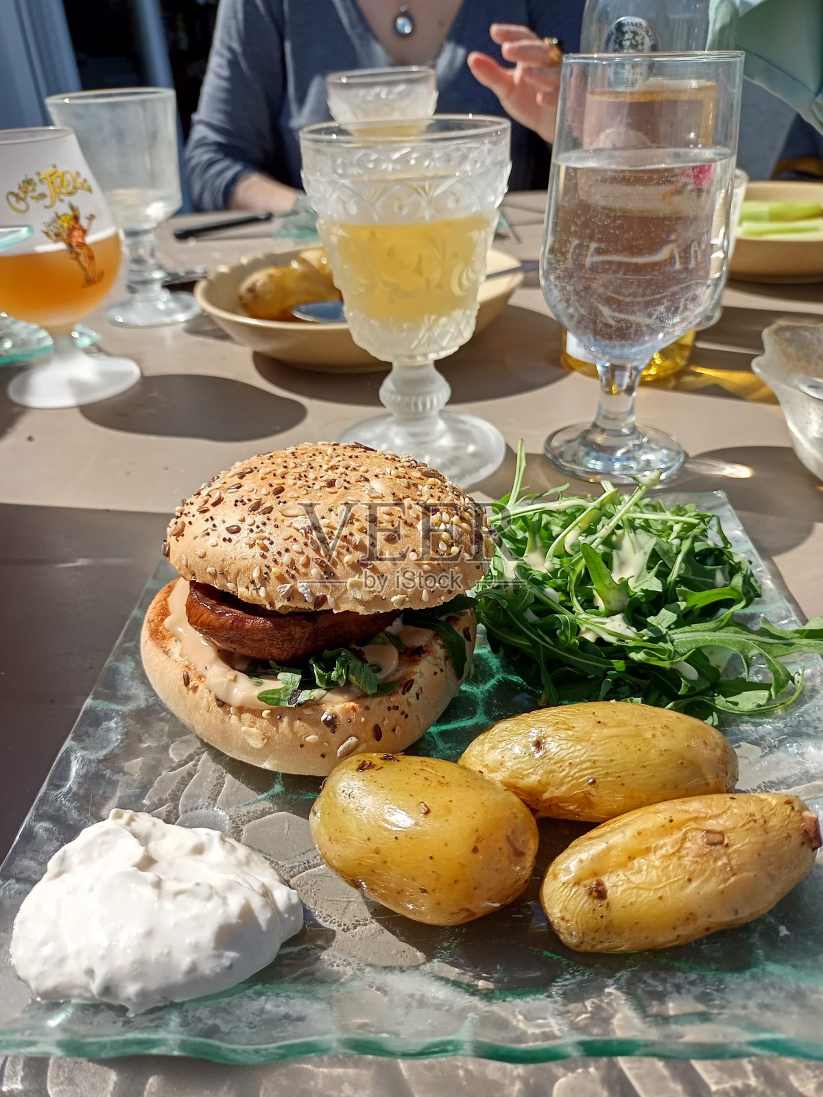 美丽诱人的户外烧烤汉堡盘与蘑菇盘的微距摄影照片摄影图片