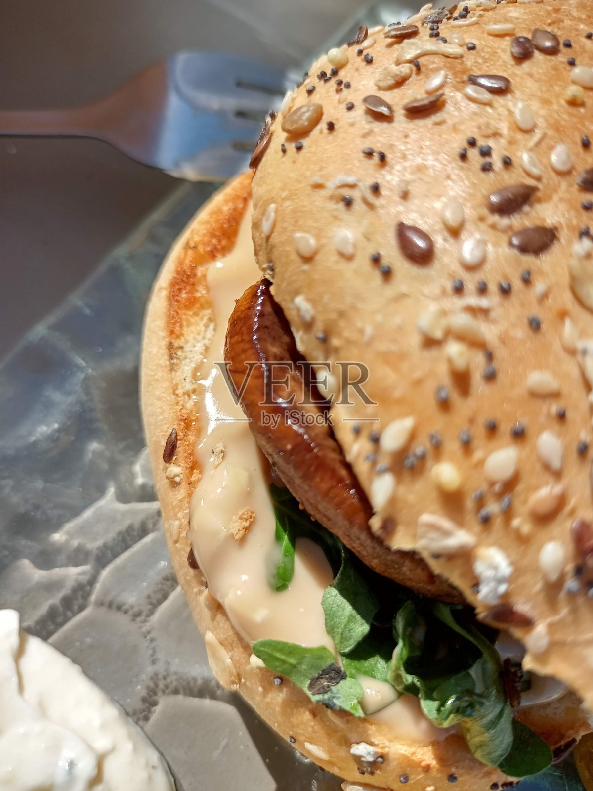 美丽诱人的户外烧烤汉堡盘与蘑菇盘的微距摄影照片摄影图片