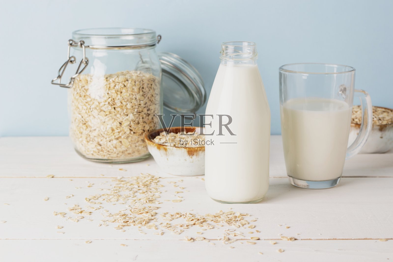 素食燕麦牛奶，非乳制品替代牛奶在一个杯子的特写照片摄影图片