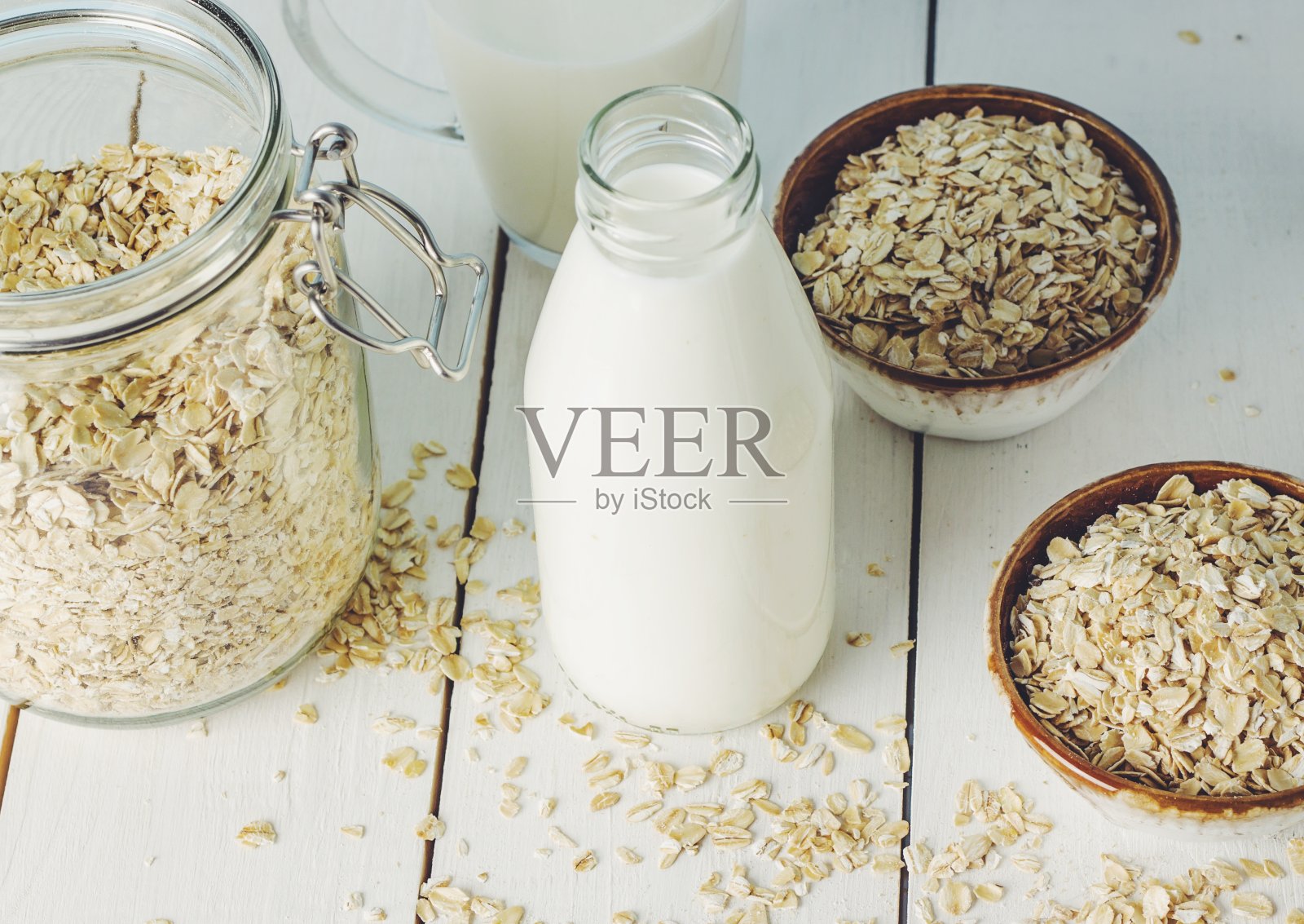 素食燕麦牛奶，非乳制品替代牛奶在一个杯子的特写照片摄影图片