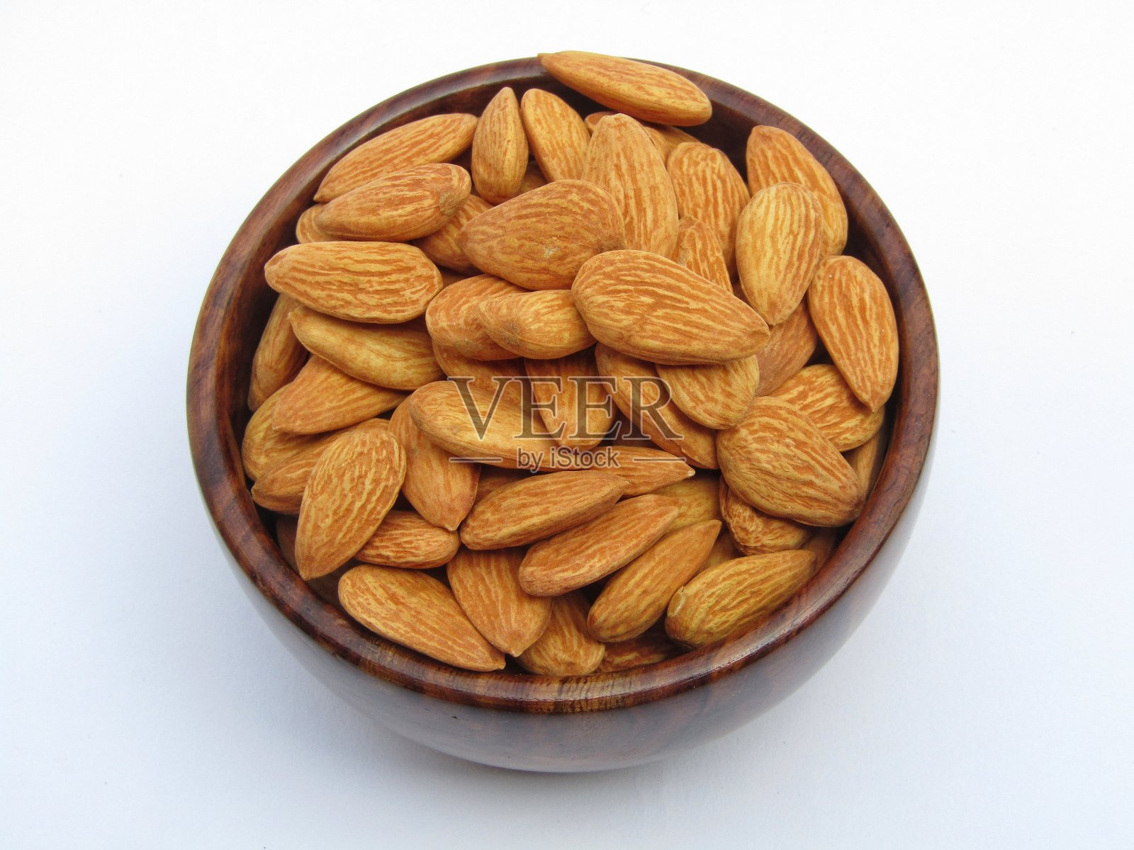 木碗里的杏仁，白色背景照片摄影图片