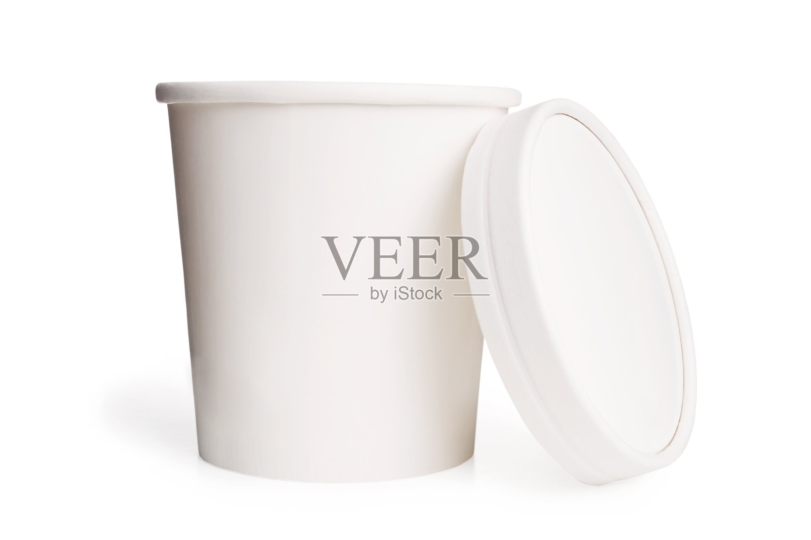 纸杯与盖子孤立在白色背景上。乳制品包装模型照片摄影图片