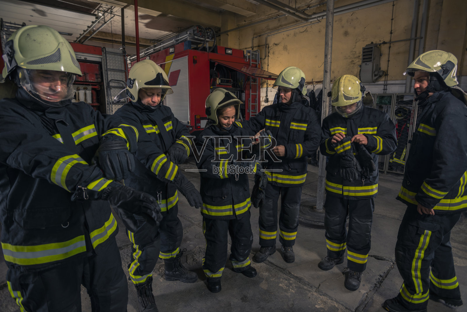 消防员准备应急服务消防员戴上手套。照片摄影图片