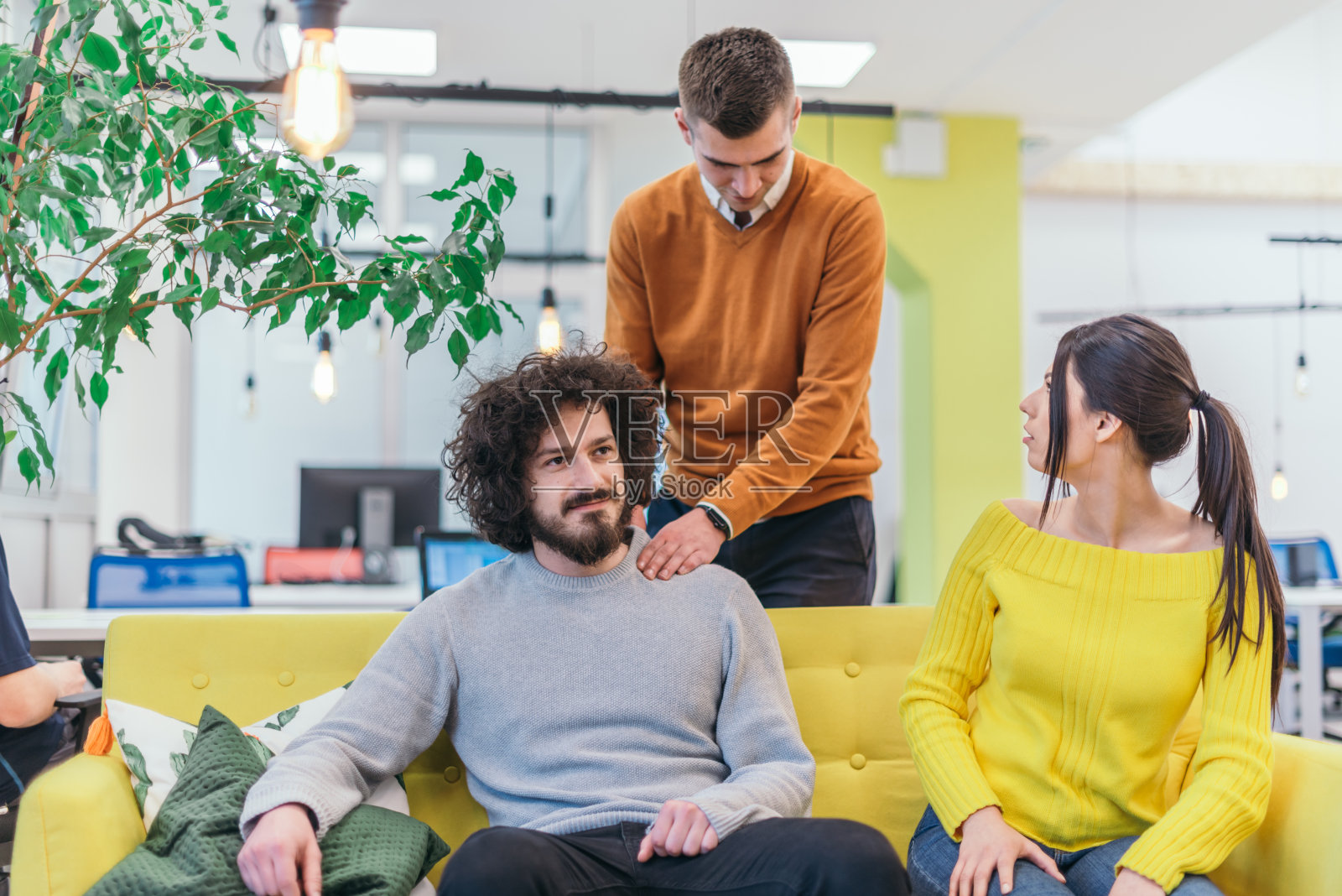 为紧张的同事按摩。商人队友给他的同事按摩。照片摄影图片