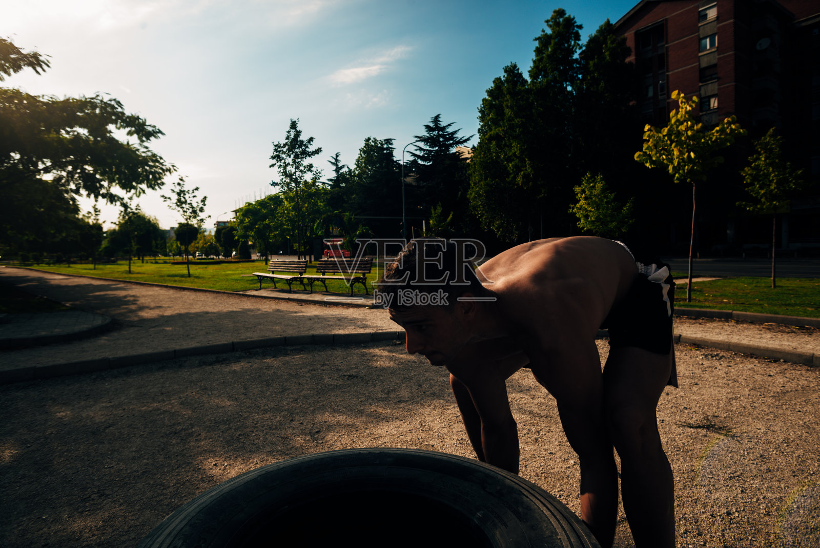 运动中心交叉训练中运动员侧影吊胎照片摄影图片