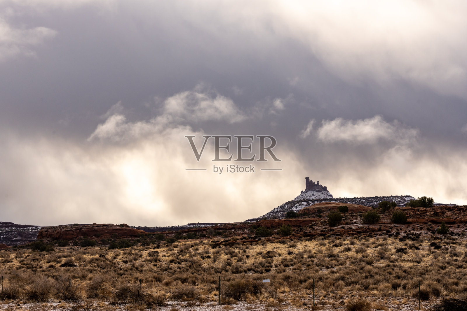 云朵掠过峡谷地的雪丘照片摄影图片