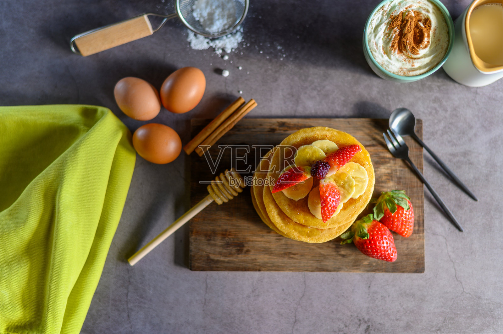 用水果和天然原料自制的美味煎饼。照片摄影图片