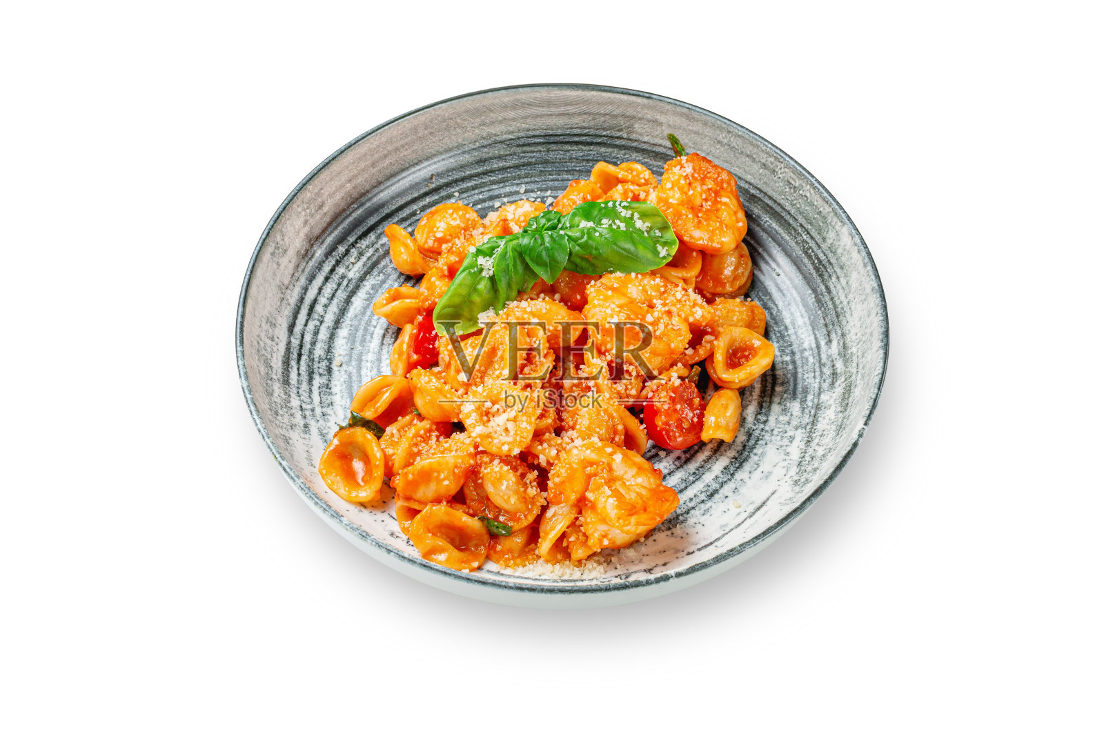 意大利通心粉，番茄和奶酪，罗勒在一个盘子在一个白色孤立的背景。复制的空间。前视图。照片摄影图片