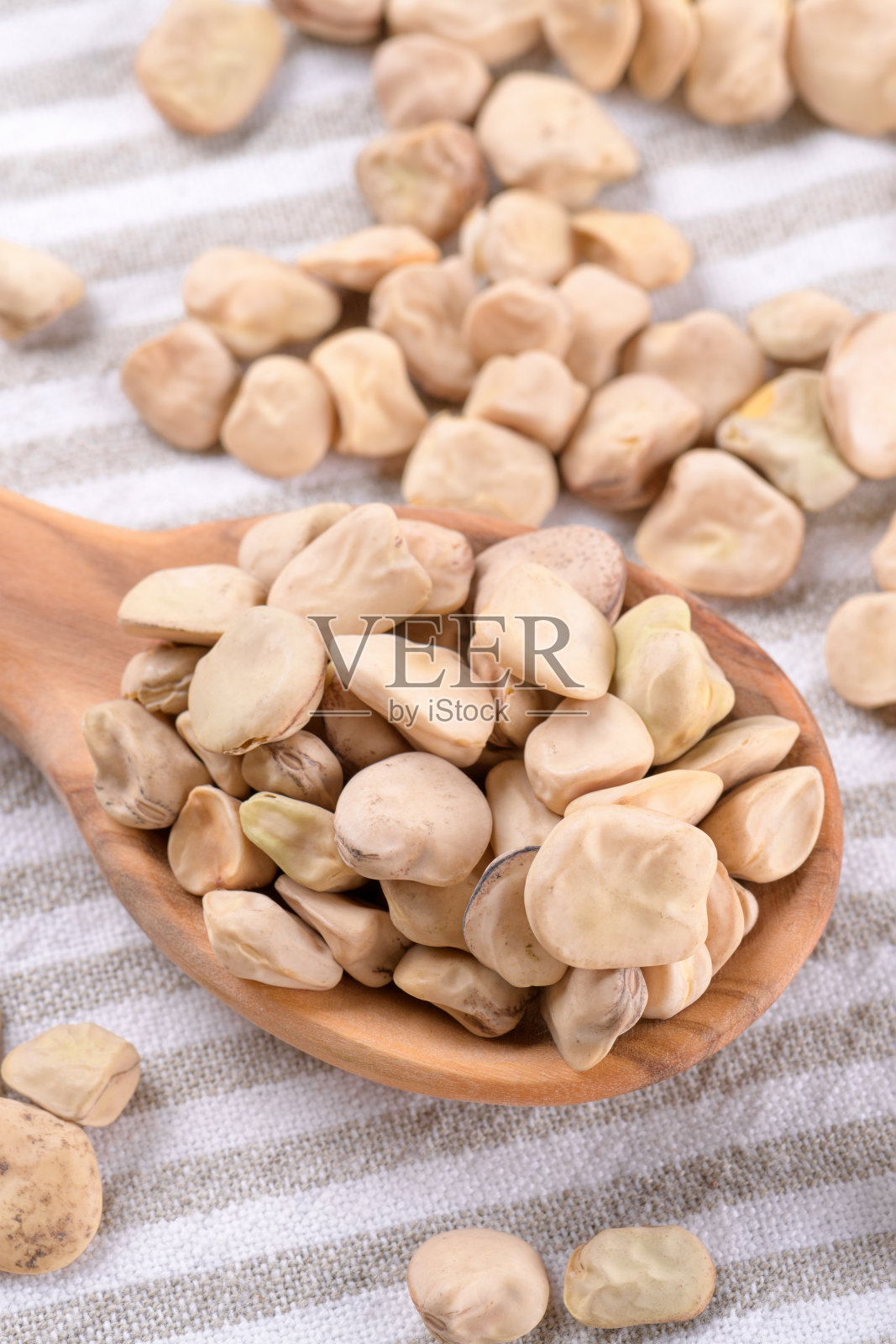 木勺上放干西芹或印度豌豆，近距离，无谷蛋白食物照片摄影图片