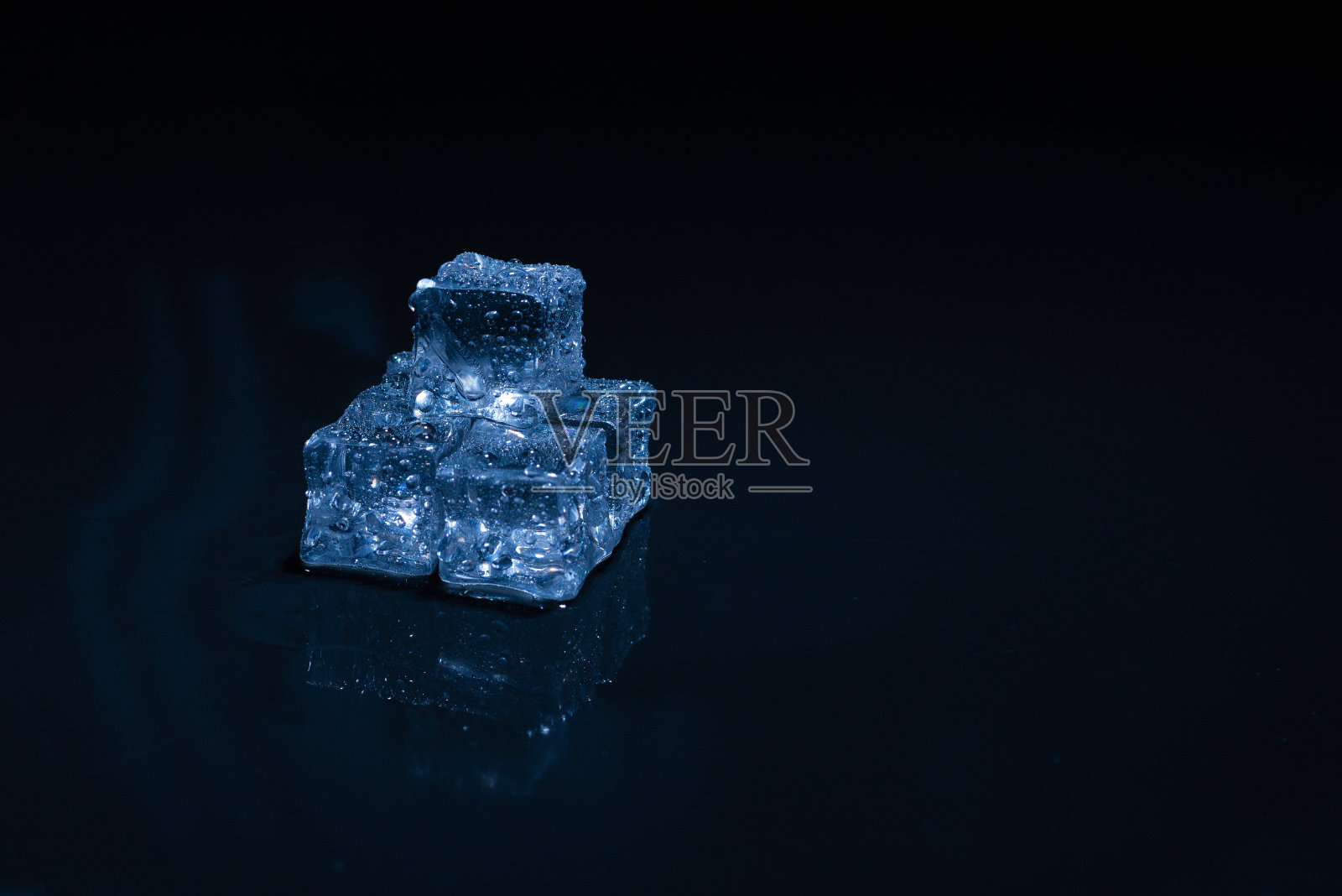 冰晶立方体，文字或设计的空间。照片摄影图片