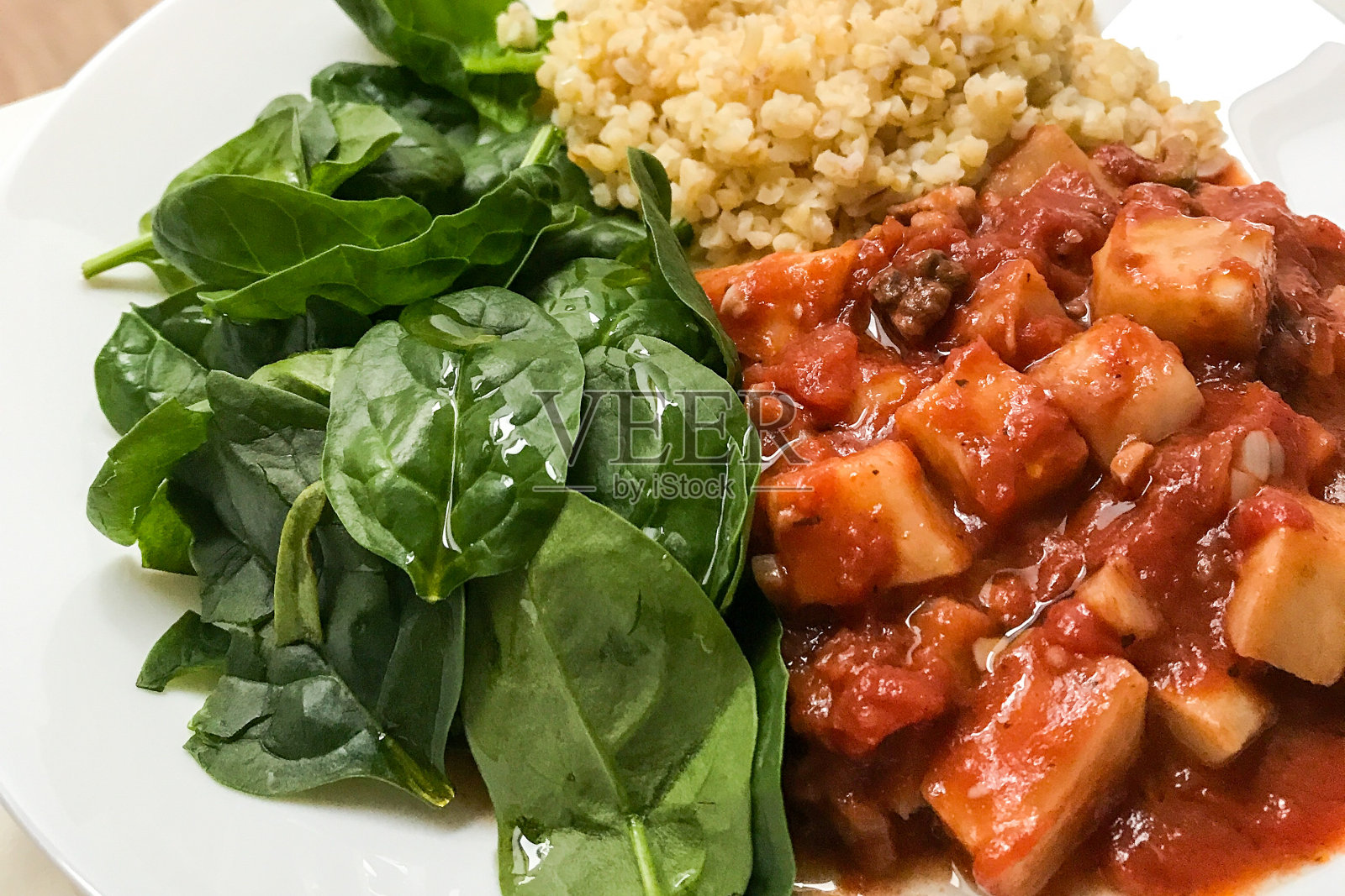 炖牛肉和菠菜照片摄影图片