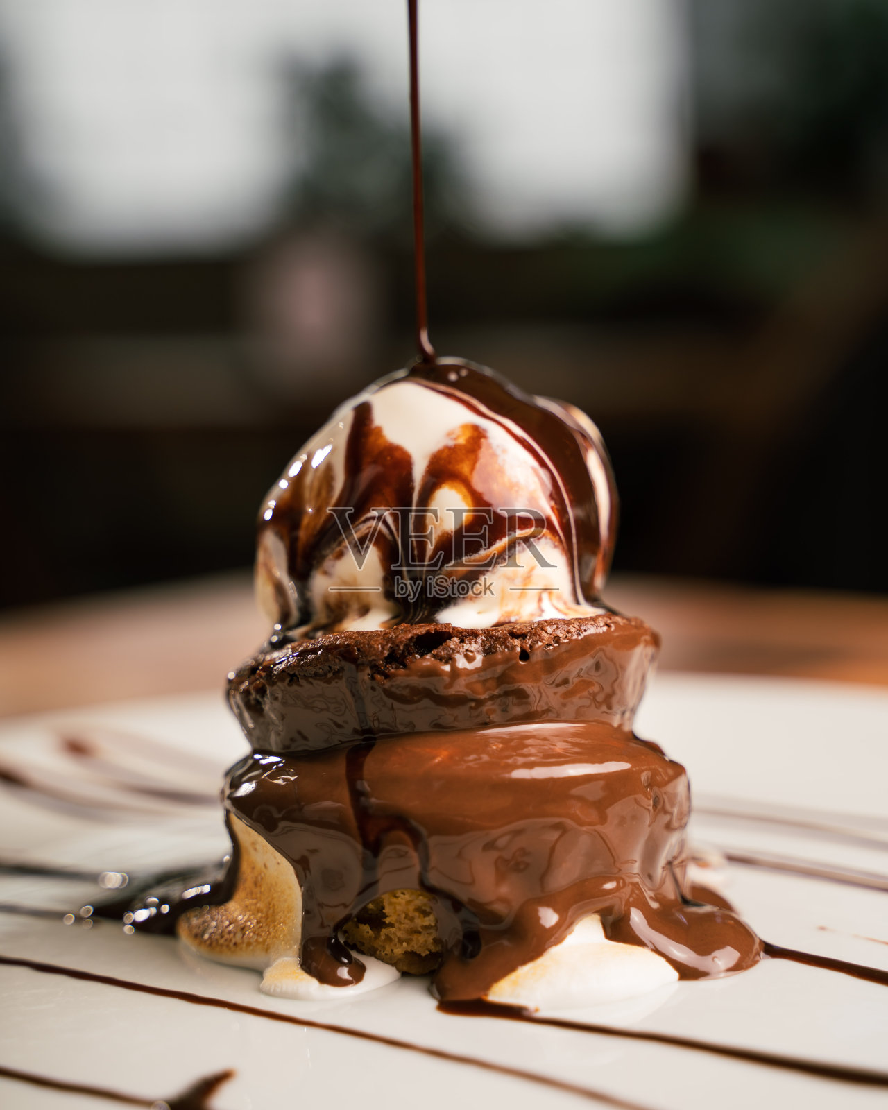 巧克力蛋糕加冰淇淋照片摄影图片