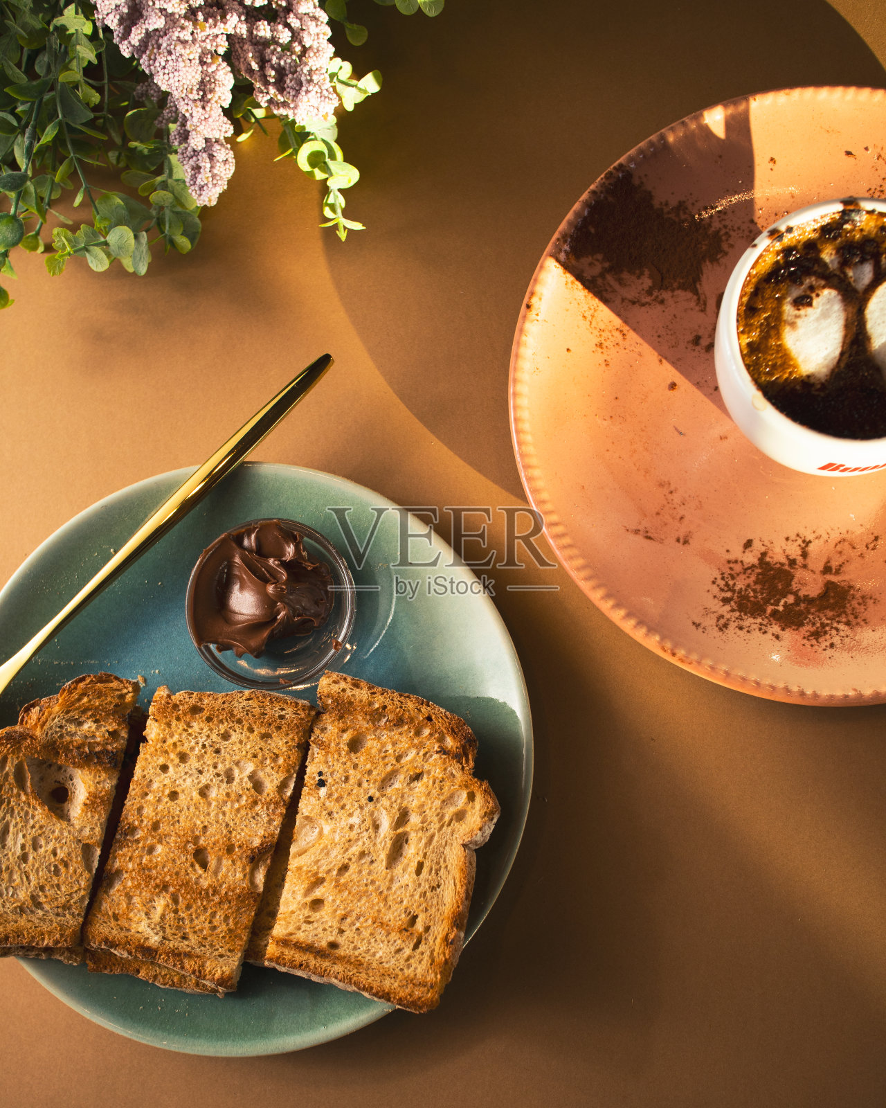 早餐:卡布奇诺加吐司。照片摄影图片