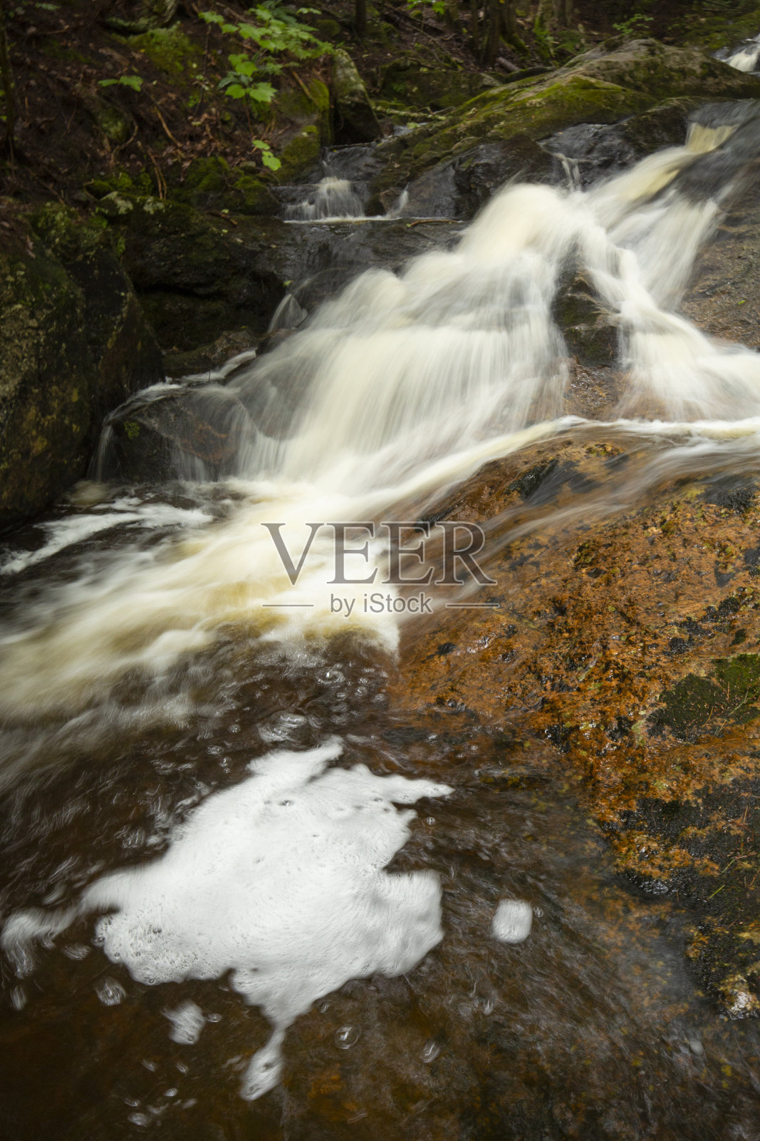 位于新罕布什尔州苏纳皮市基德尔溪的瀑布。照片摄影图片