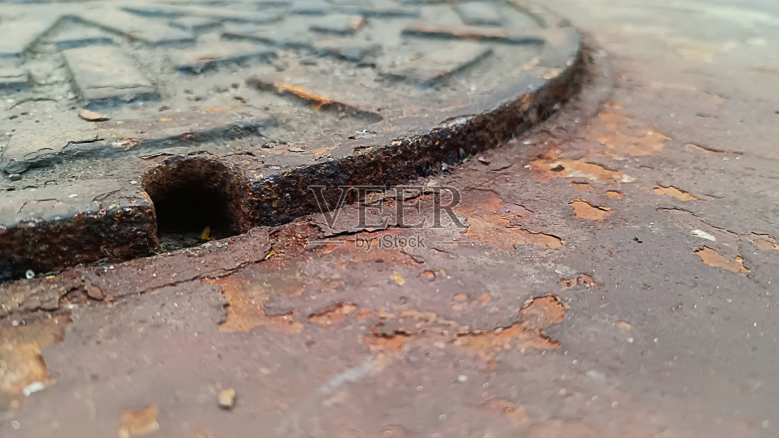 低视野聚焦旧锈旁的下水管道照片摄影图片