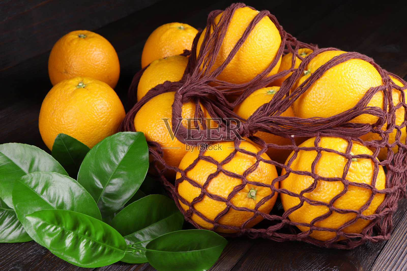 木制背景上的橙色水果。健康食品。维生素和食物。片橙色。选择的重点照片摄影图片