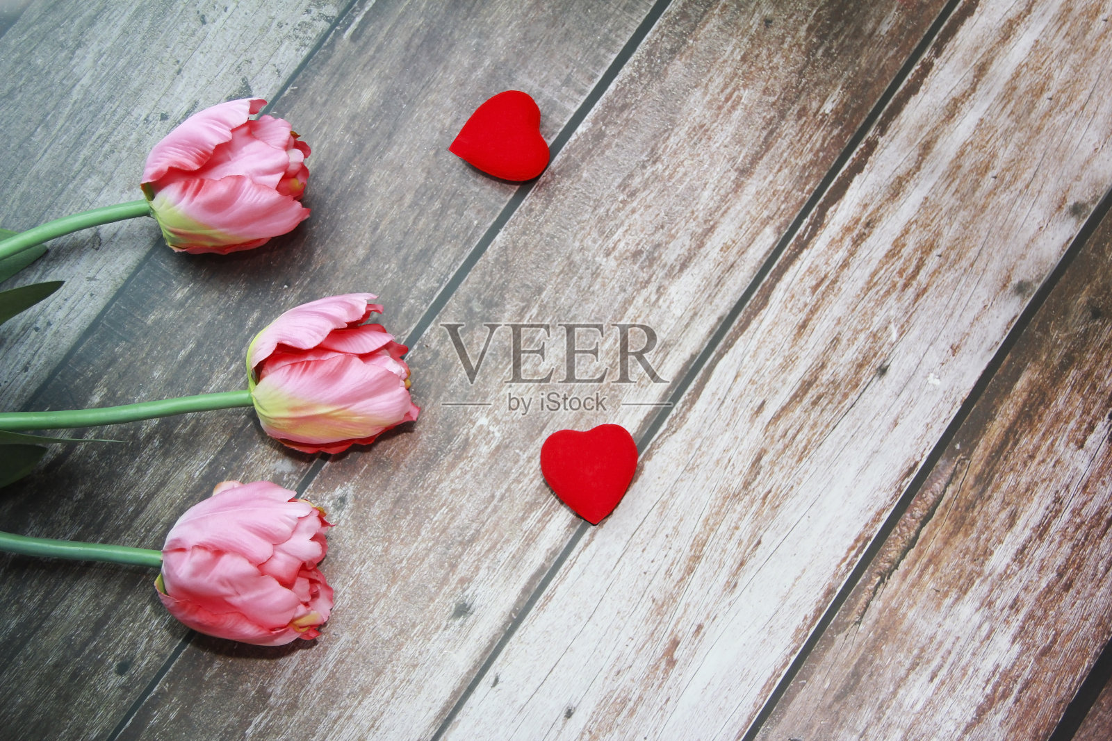 粉红色的郁金香和红色的心木制背景照片摄影图片