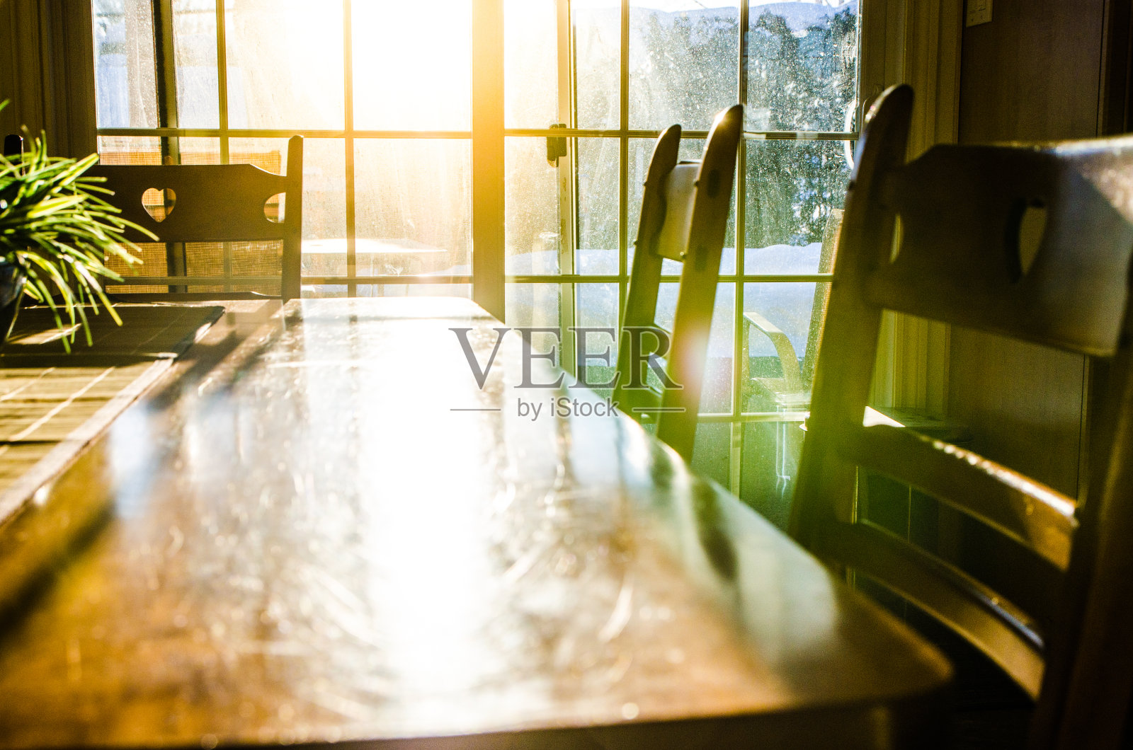 餐厅里有桌椅照片摄影图片