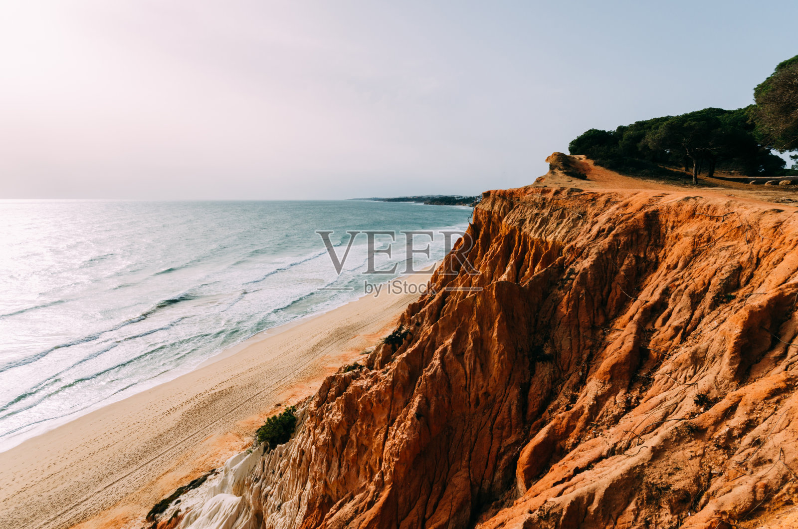 葡萄牙阿尔加维地区阿尔布费拉的法莱西亚海滩照片摄影图片