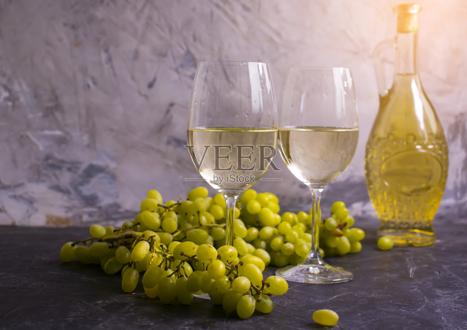 葡萄酒，新鲜的葡萄在古老的背景上照片摄影图片