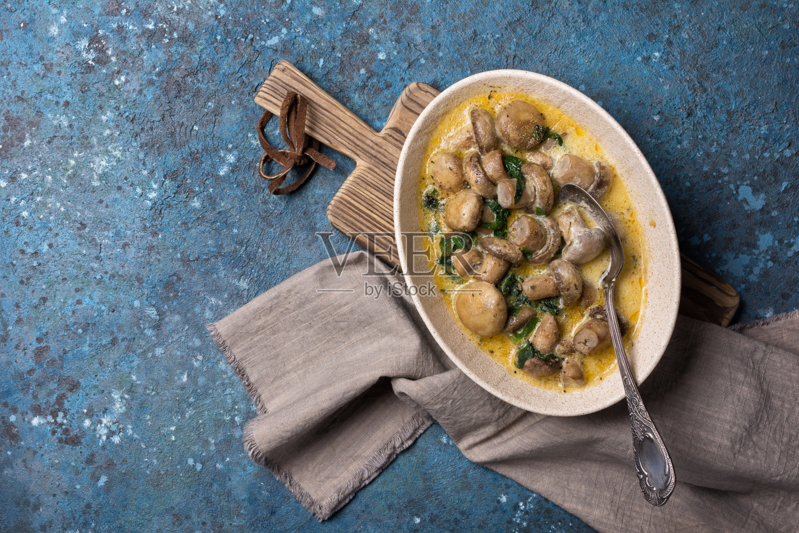 香菇配菠菜叶和奶油酱照片摄影图片
