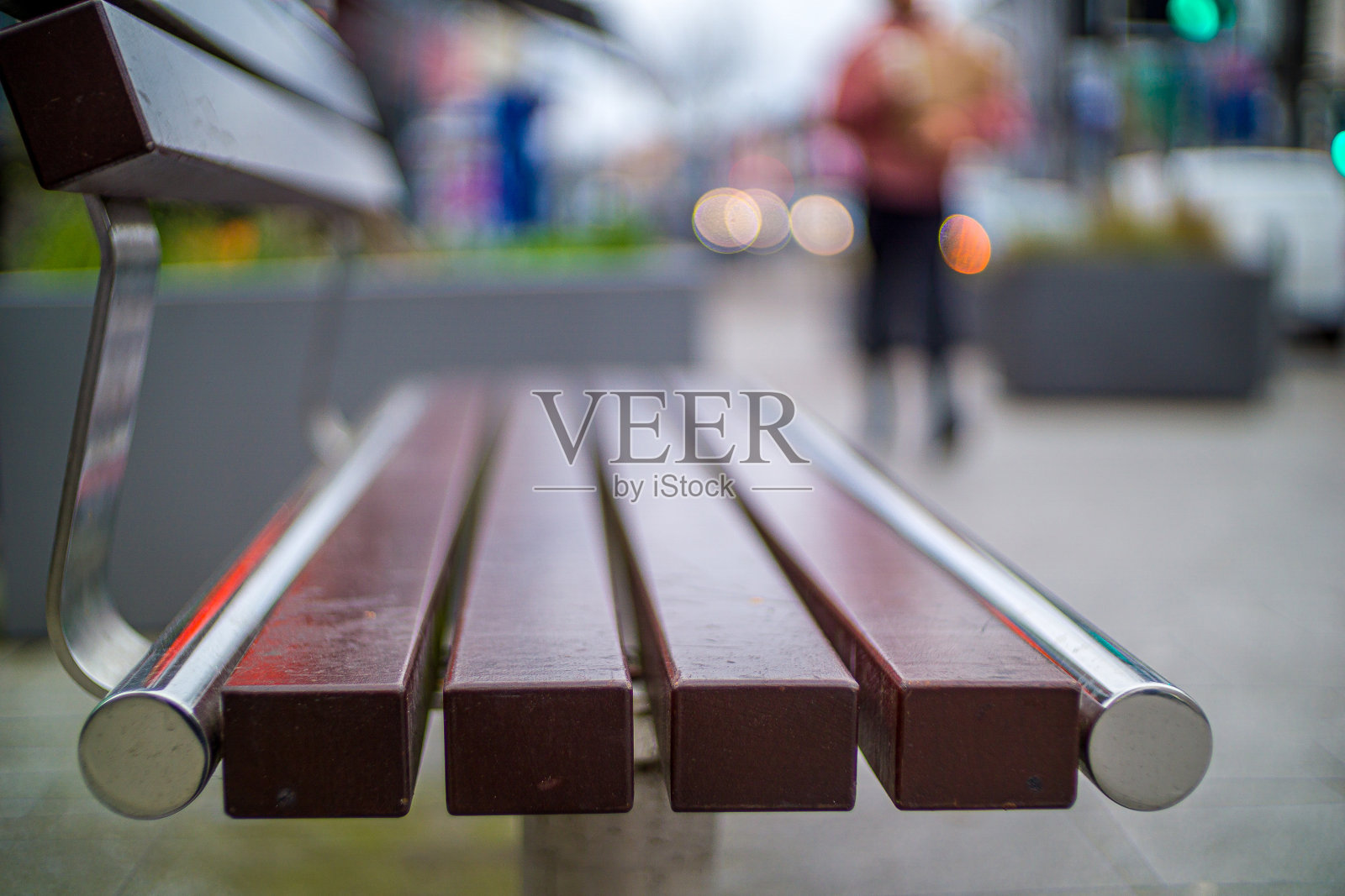 现代街头长椅上照片摄影图片