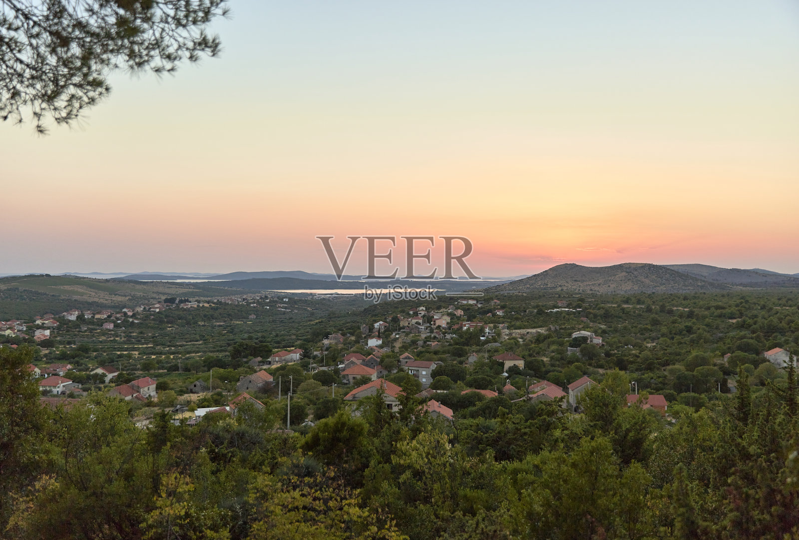 山与村的日落景观照片摄影图片