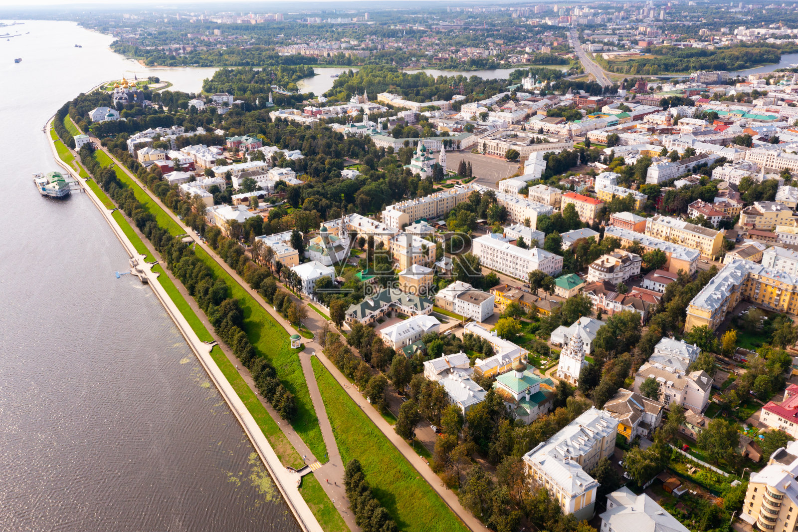 从无人机上看到的伏尔加河和雅罗斯拉夫尔，俄罗斯照片摄影图片