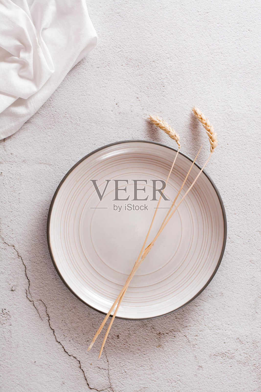 生态模拟。耳朵在一个空板和布在一个轻混凝土背景。顶部和垂直视图。照片摄影图片