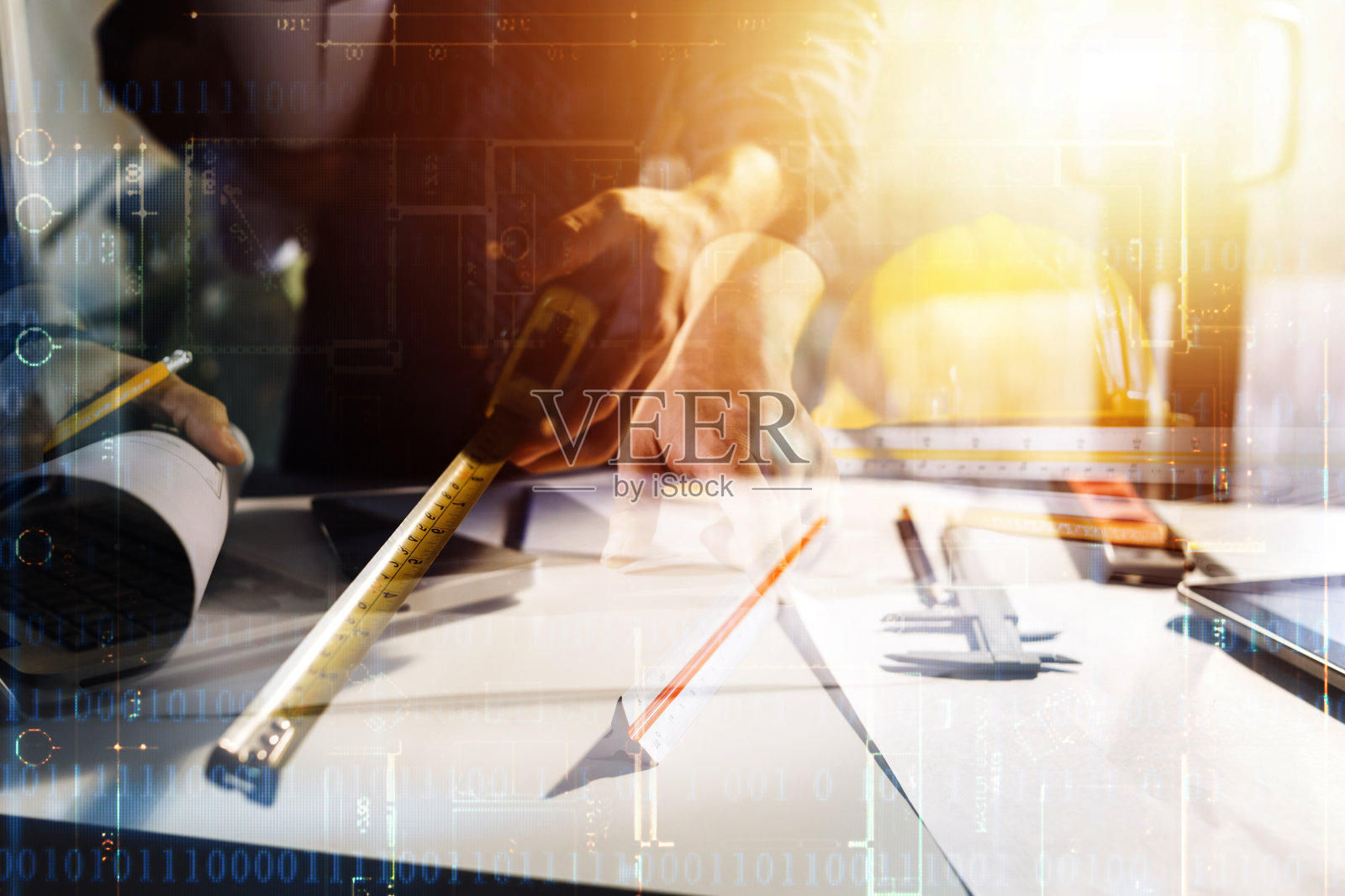 设计图纸的建筑师或工程师在办公室工作，建筑平面图的工程师在工作场所检查，建筑项目的草图照片摄影图片