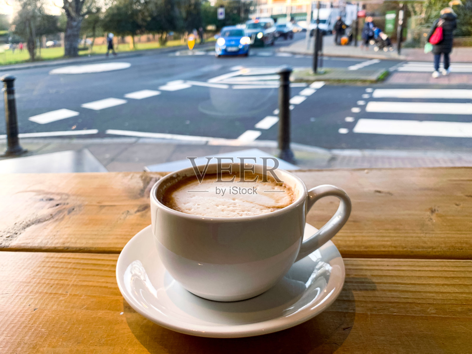 一杯拉花咖啡或白咖啡照片摄影图片