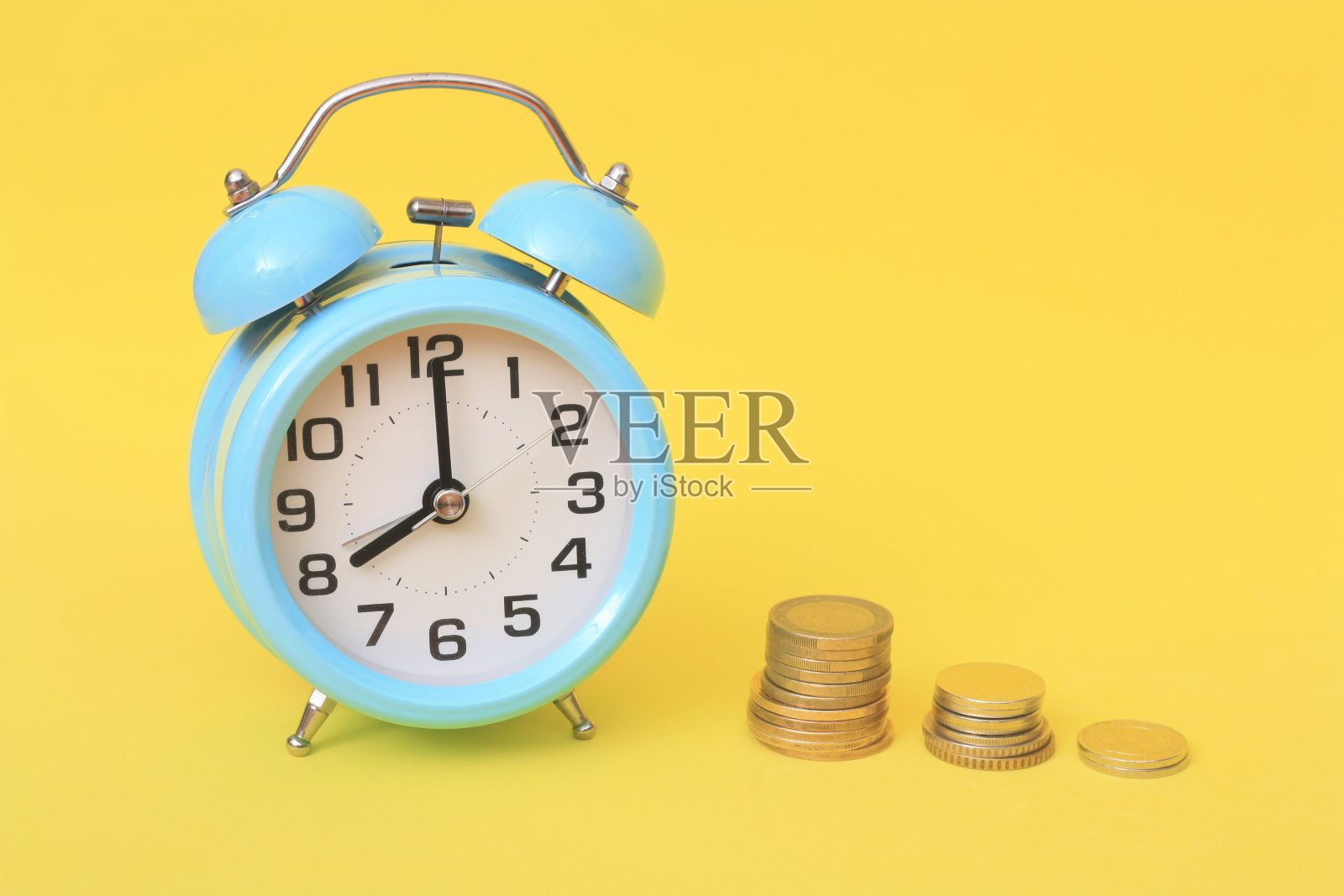 商业金融理念概念与硬币堆栈和闹钟照片摄影图片