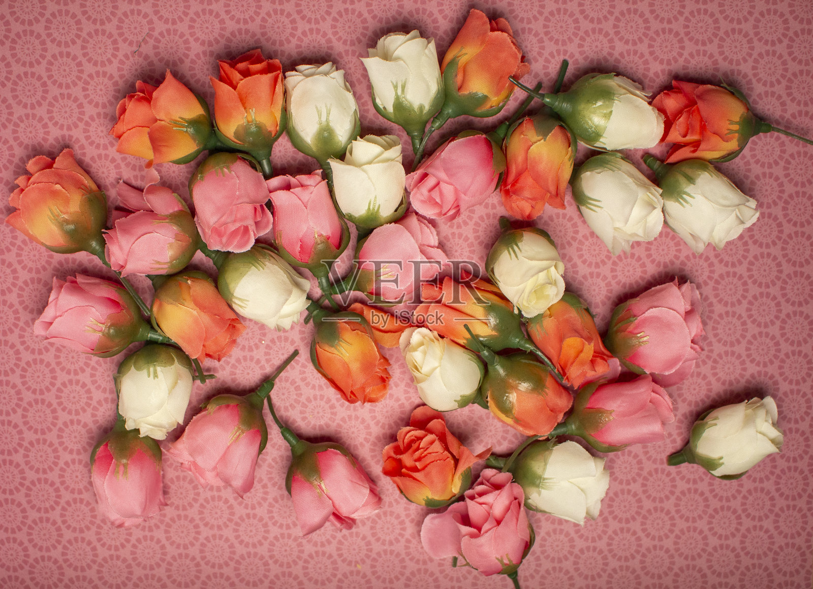 复古情人节粉红白色红色丝绸玫瑰节日礼物复古背景卡展示照片摄影图片