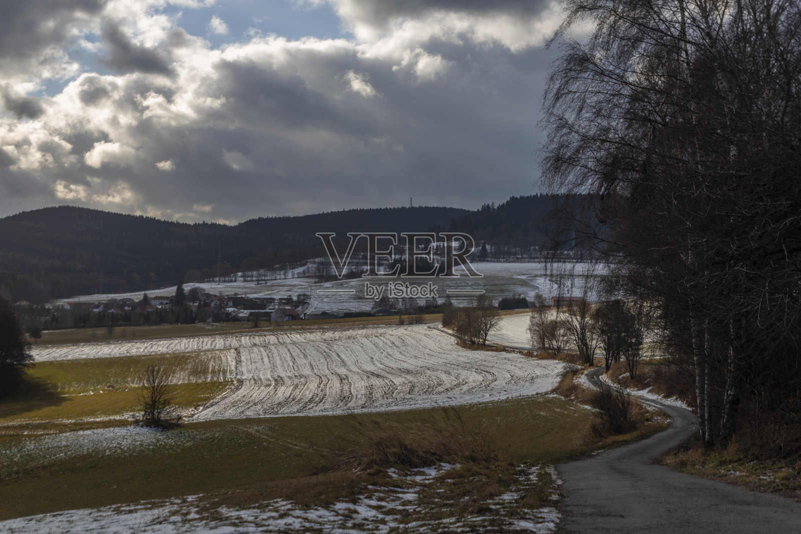 在冬天刮风的日子里，Velesin镇附近的风景照片摄影图片