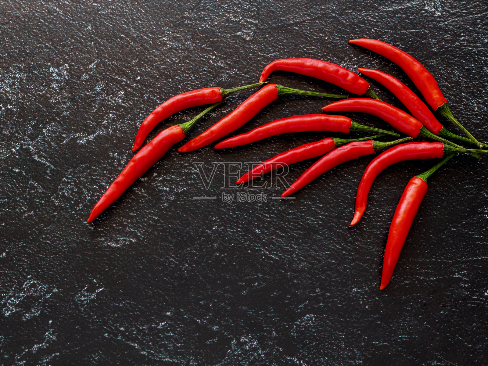 红辣椒辣椒在黑色背景俯视图。照片摄影图片