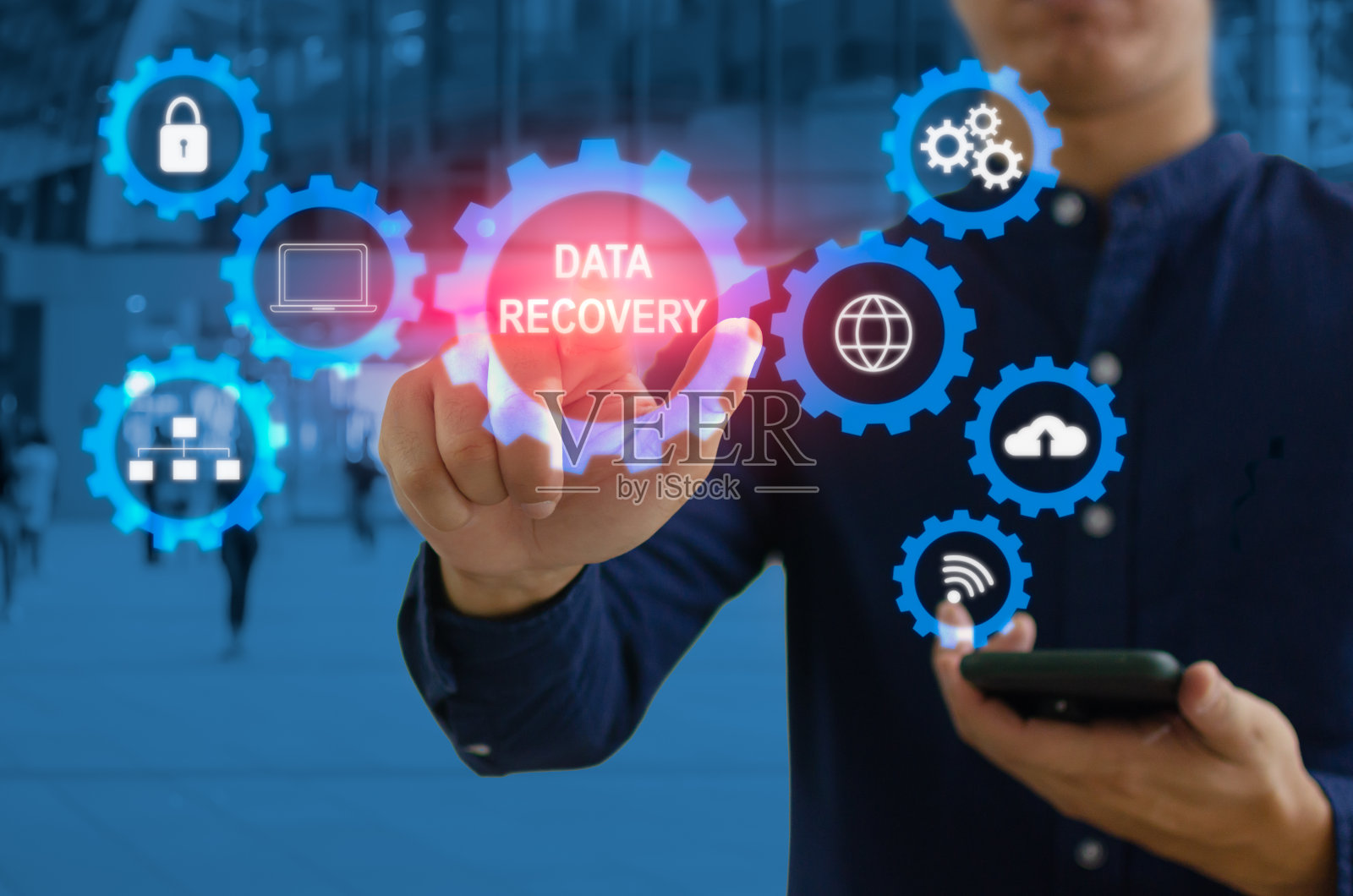 手商人触摸数字商业图标虚拟屏幕界面。数字数据恢复概念商业计算机技术照片摄影图片