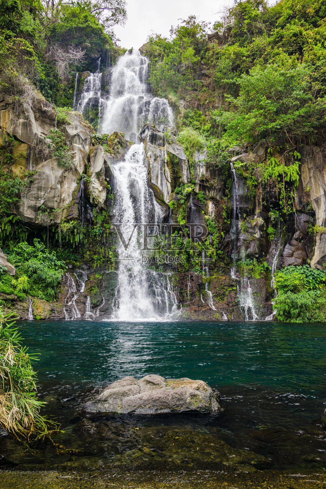 留尼旺岛圣吉尔斯的白鹭盆地瀑布照片摄影图片