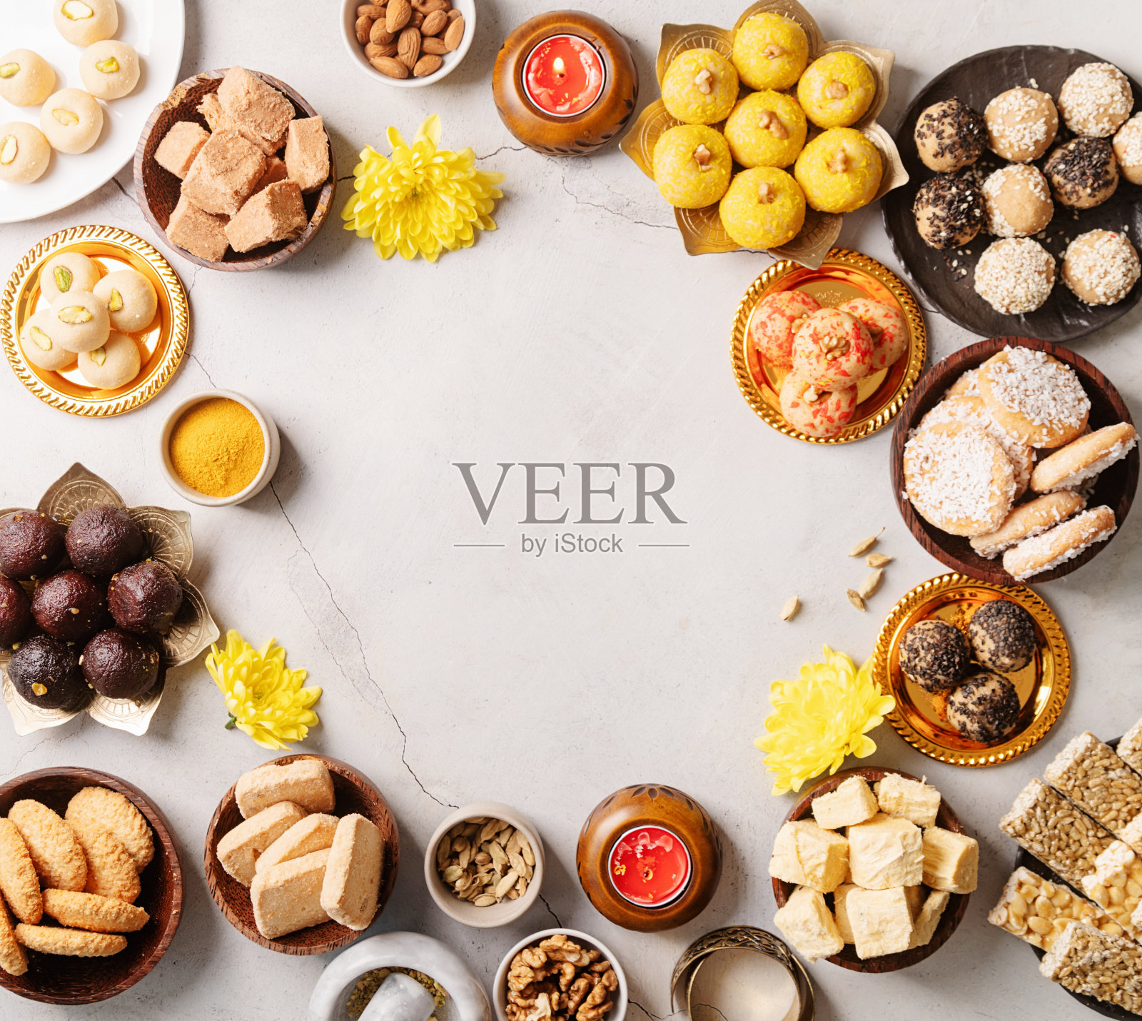 传统的印度糖果在混凝土背景平躺照片摄影图片