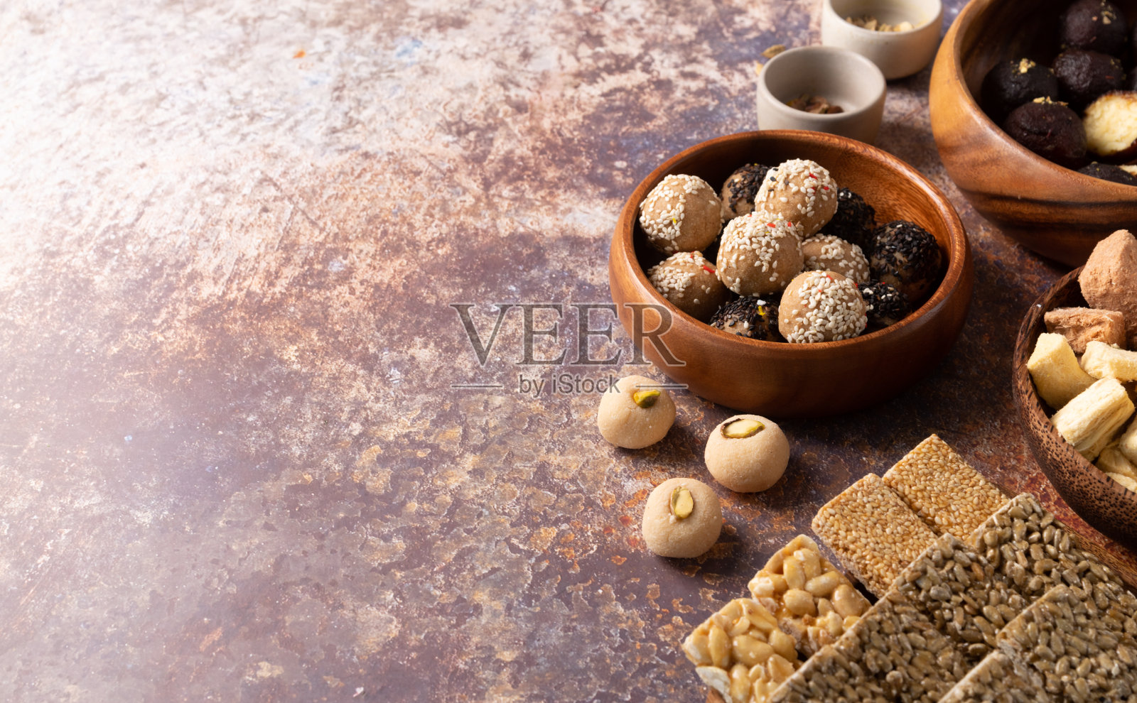 传统的印度糖果在乡村背景平躺照片摄影图片