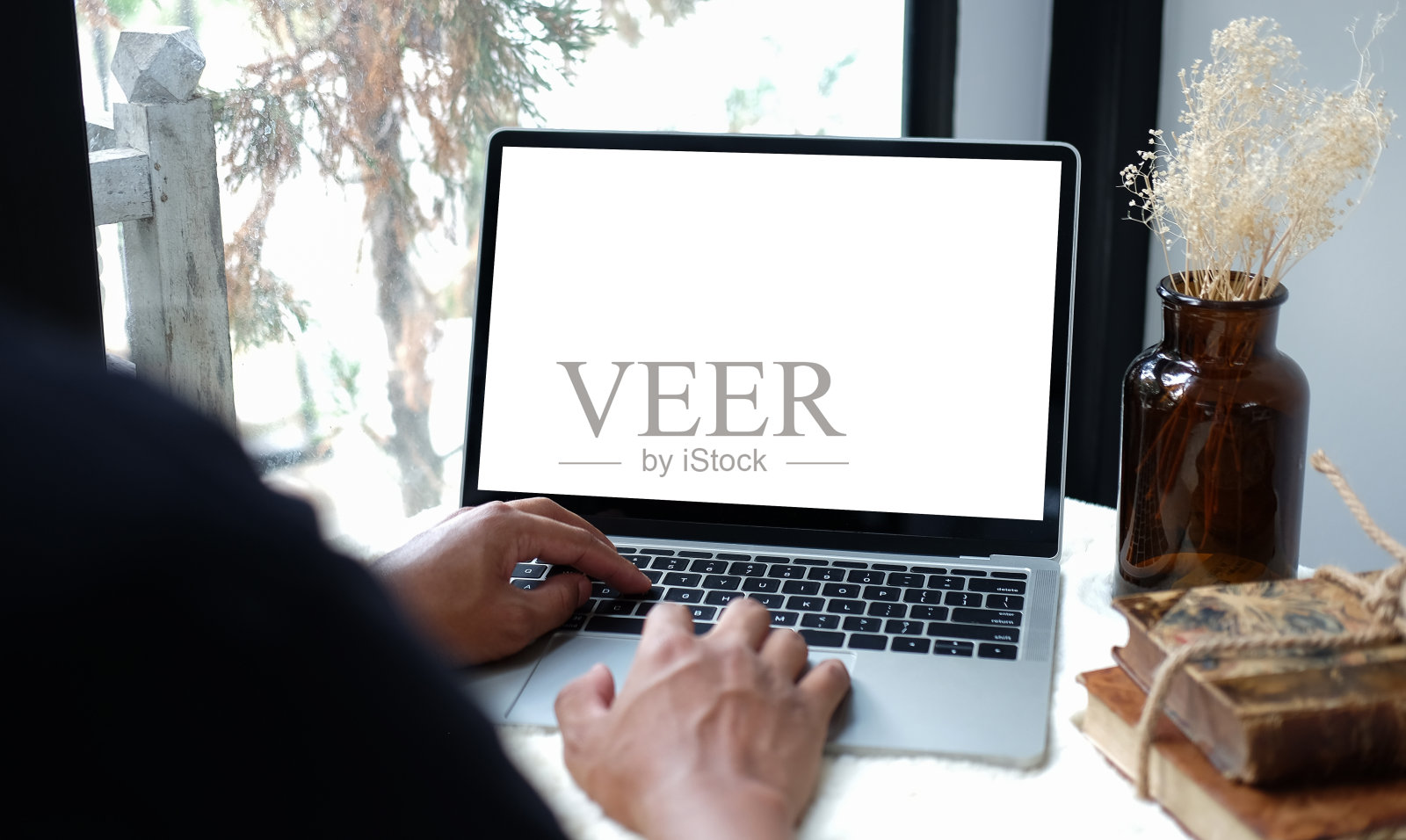 年轻的自由职业者在家里用笔记本电脑工作。照片摄影图片